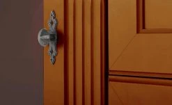 maison bleue Highboard Petit Chalet | Cognac antik (Braun) mit Glastüren -CAN Kommode Verkaufe 13232365 14 202206232232